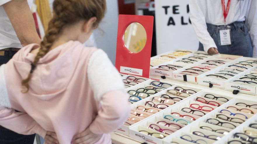 Una niña mira un escaparate de gafas en una óptica de Barcelona EFE/Marta Perez