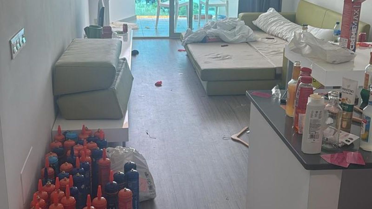 L'estada d'un hotel de quatre estrelles d'Eivissa després del check out d'un grup de turistes