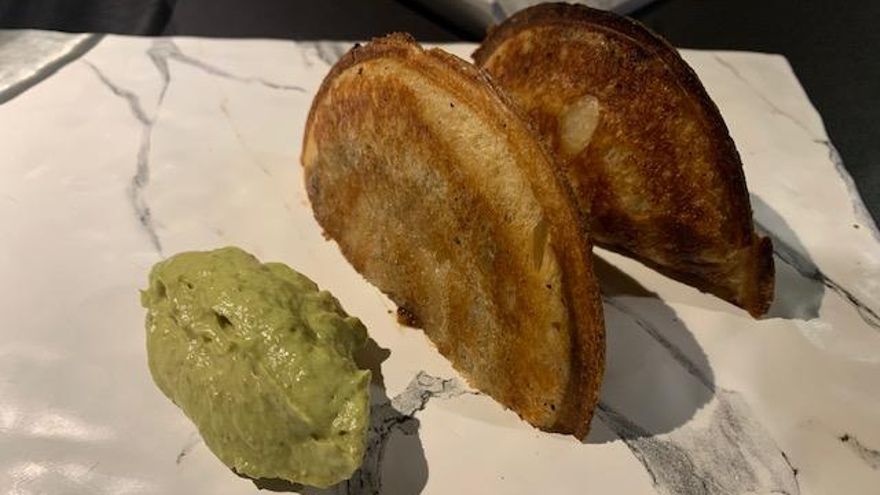 Vikingo de carne mechada con mojo de aguacate