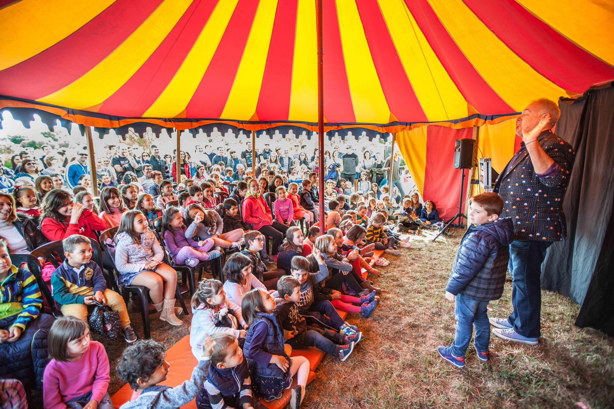 Niños disfrutando de un espectáculo de magia durante el Magialdia