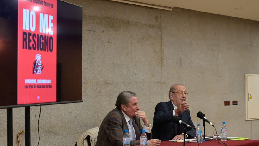 El exalcalde de A Coruña Francisco Vázquez y el exsecretario general del PSOE de Euskadi Nicolás Redondo en un acto en la ciudad herculina
