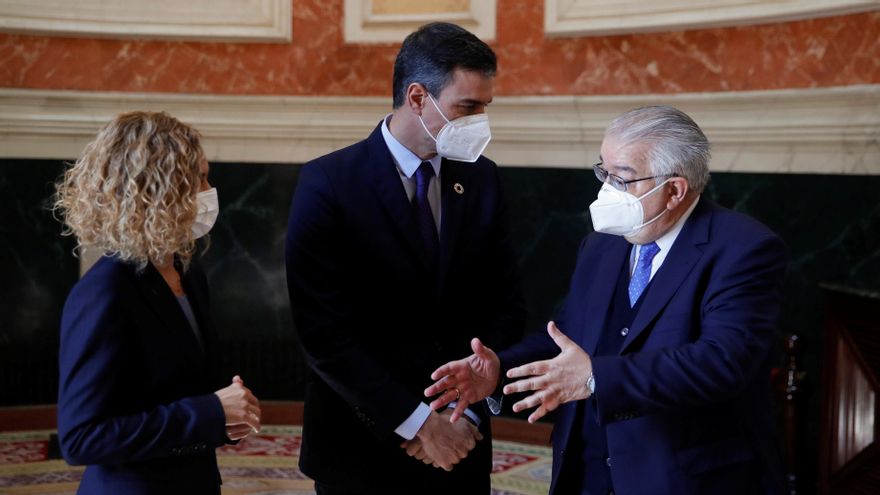El presidente del Tribunal Constitucional, Juan José González Rivas, con Sánchez y Batet en el Congreso en febrero.