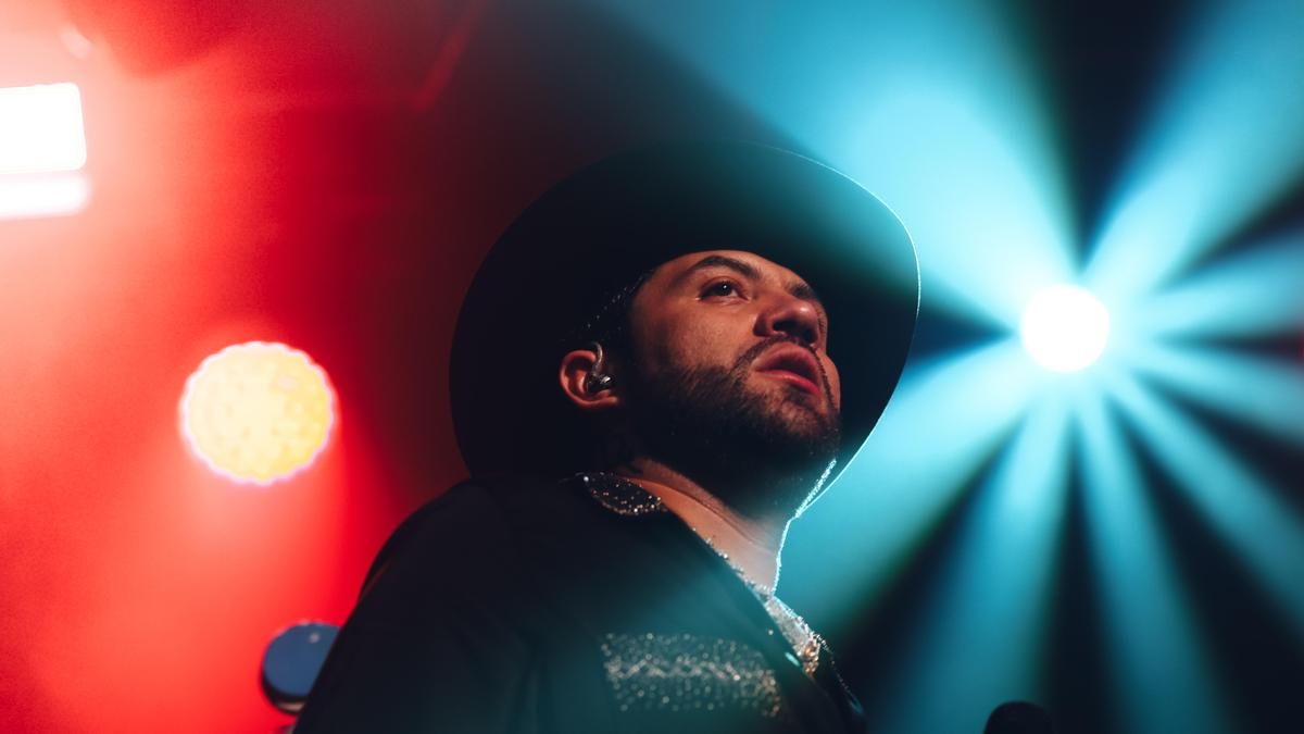 Luis R. Conríquez, el rey de los corridos bélicos que canta sin miedo en España las canciones prohibidas en México