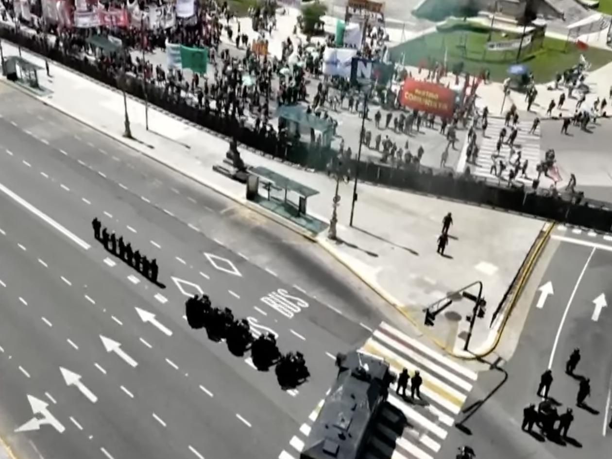 El vallado policial para separar la manifestación del Congreso.