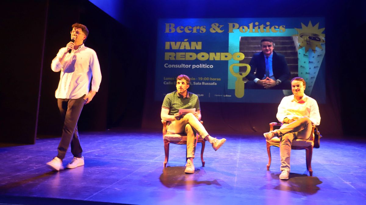 El director de La Base, Álex Comes, presenta a Sergi Pitarch y a Iván Redondo.