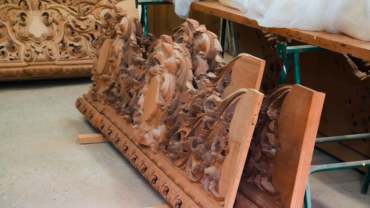 Trabajos del tallista José María Higuera en su taller