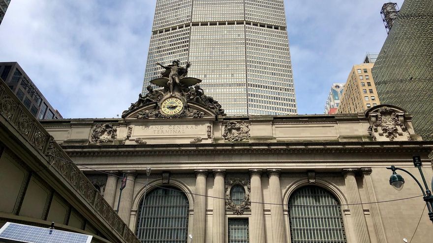 Fachada de la Grand Central por la 42. En la parte superior puede verse el reloj Tiffany.