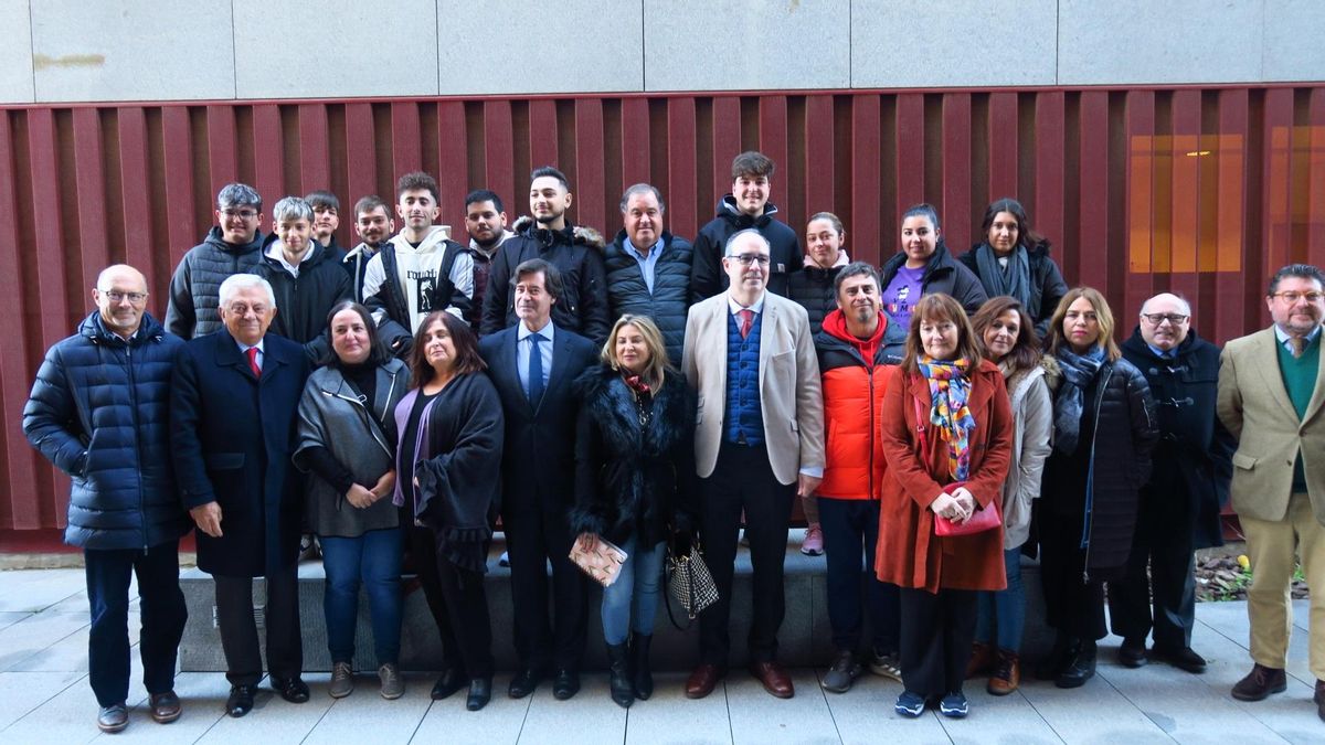 Foto de familia tras la firmada del protocolo de colaboración entre el comisionado del Polígono Sur, Jaime Bretón, y el presidente de la Confederación de Empresarios de Sevilla (CES), Miguel Rus.