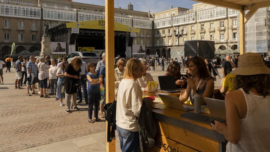 Colas en la Caseta de elDiario.es para recibir información y hacerse socio/a