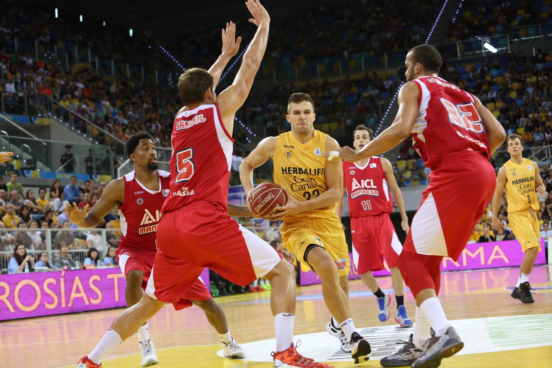 Encuentro entre el Herbalife Gran Canaria y el Manresa (ALEJANDRO RAMOS)