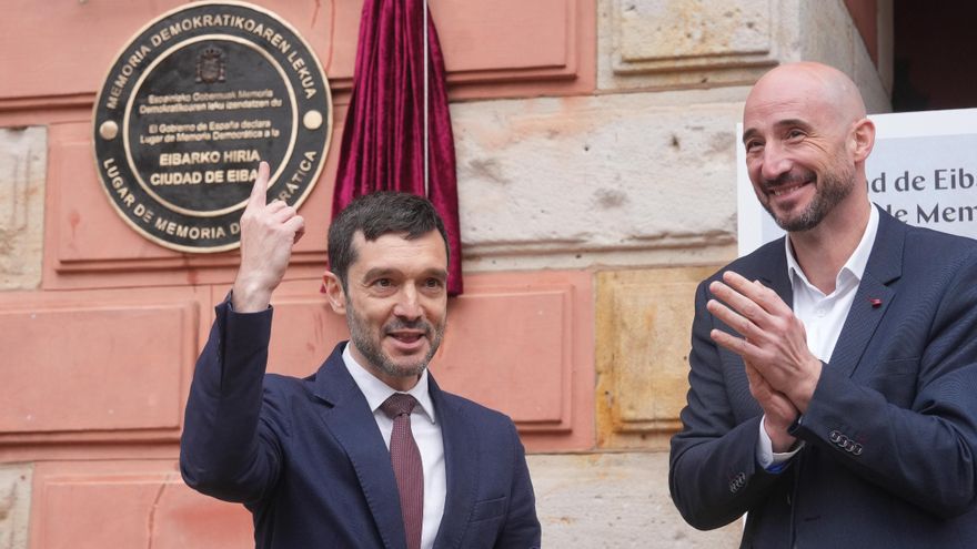 Eibar se revindica como recuerdo frente a la intolerancia en el 95 aniversario de la II República española