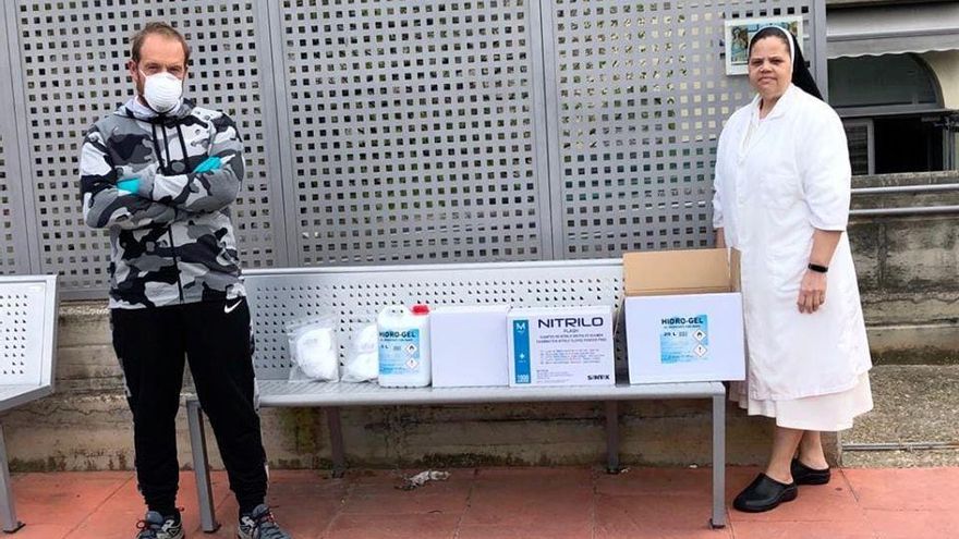 Dos sociedades de cazadores rionanas donan mascarillas a sus municipios