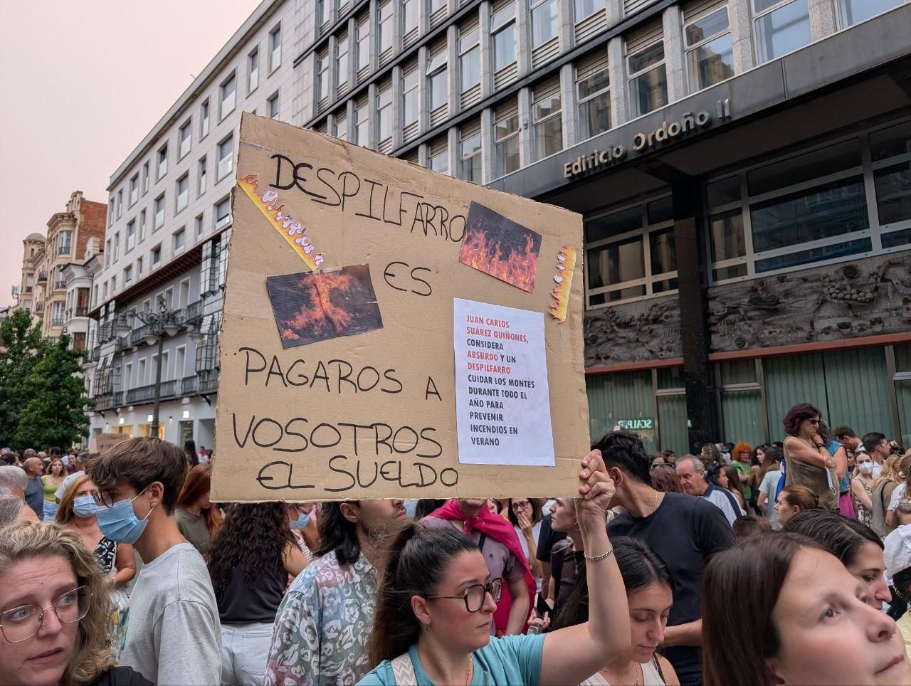 Las pancartas de la indignación en León por los mayores incendios forestales de la historia