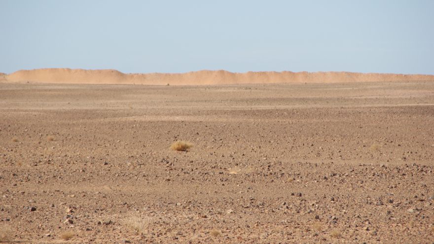 Vista del denominado "Muro de la vergüenza" construido por Marruecos en el desierto del Sáhara