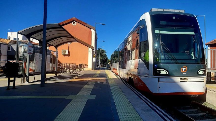 Un tranvía de la Línea 9 del TRAM d'Alacant en Gata Gorgos.