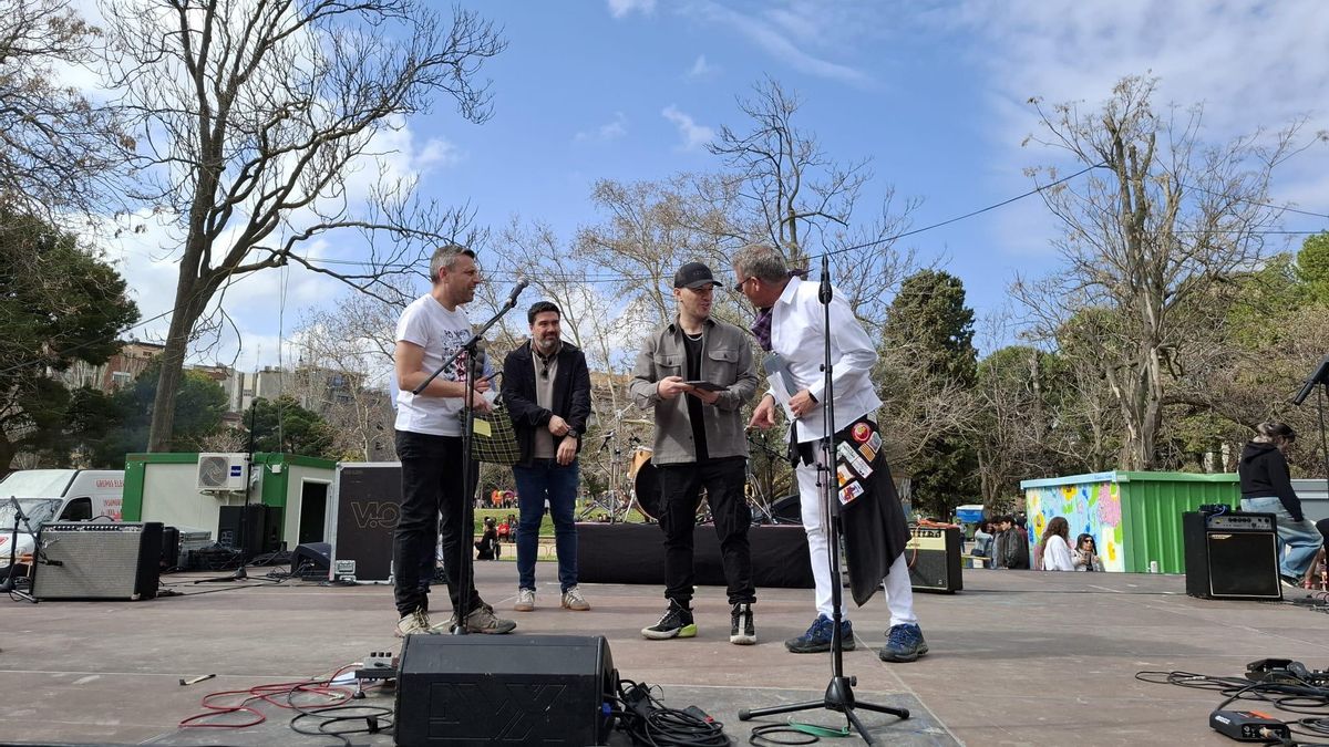 El rapero El Momo -que ha interpretado su tema 'De barrio'- ha recibido también un reconocimiento especial.