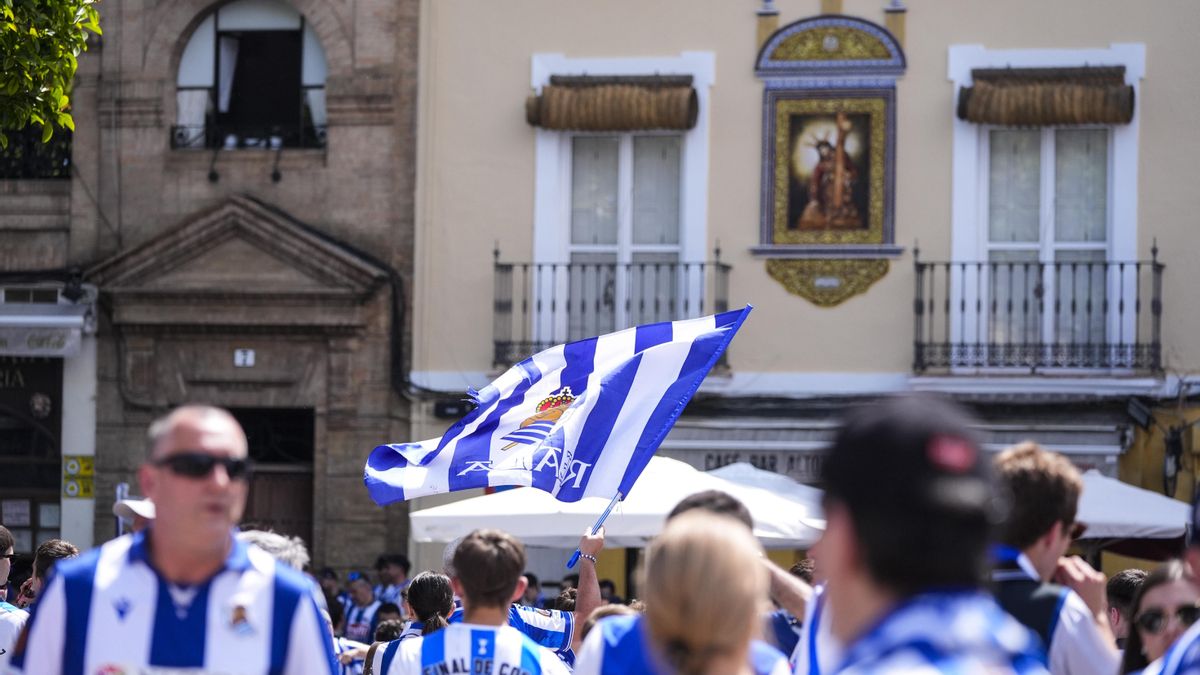 Aficionados de Real Sociedad en las calles de Sevilla a horas de disputarse la Final de la Copa del Rey.
