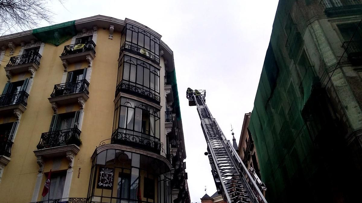 Desprendimiento de una cornisa en la calle del Pez