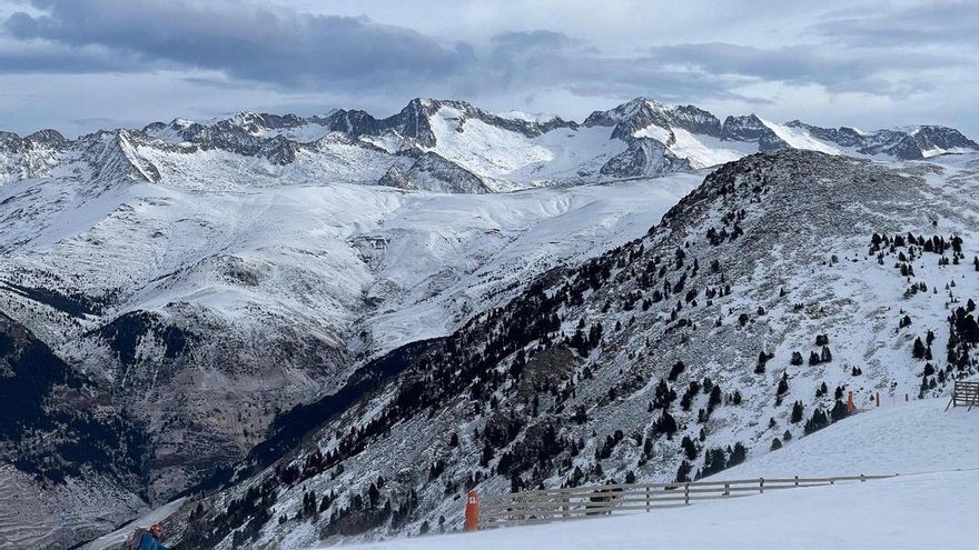 Imagen captada en el Rincón del Cielo, cota a 2.300 metros, con el pico Aneto y el Macizo de las Maladetas en el horizonte