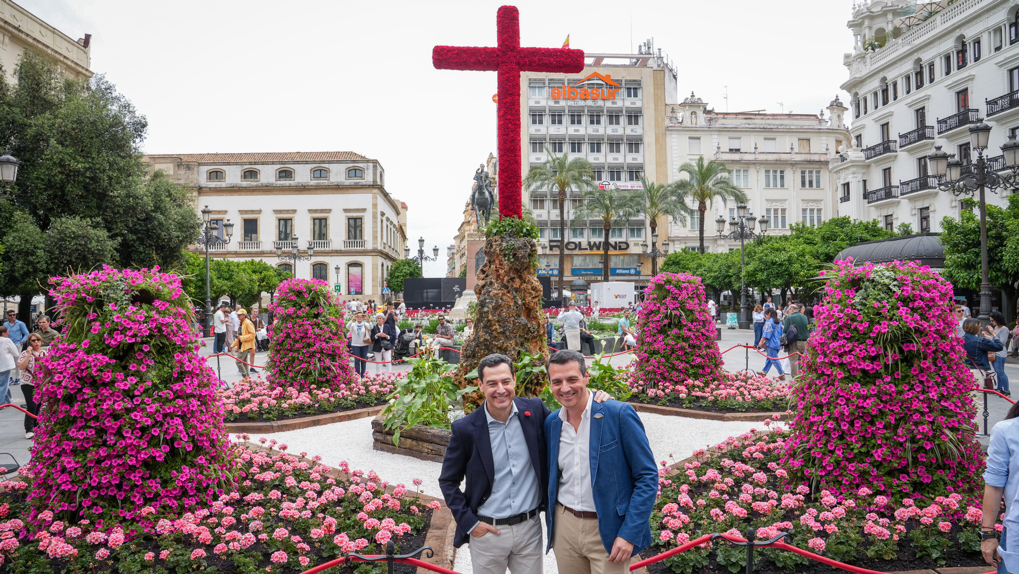 Juanma Moreno visita las Cruces de Mayo