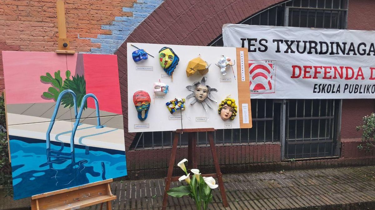 Obras artísticas de los alumnos de IES Txurdinaga Behekoa, mostradas a modo de protesta