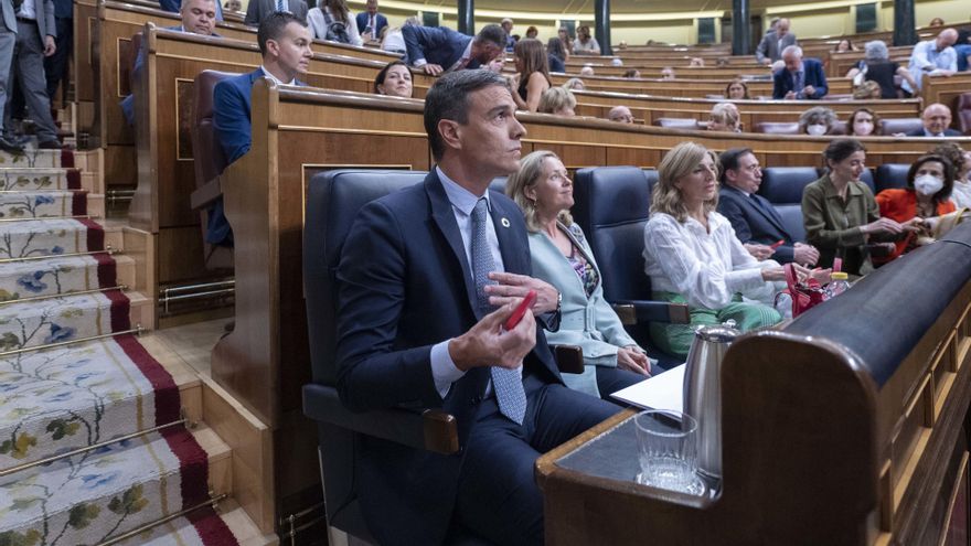 Archivo - El presidente Pedro Sánchez, con su Gobierno en el Congreso