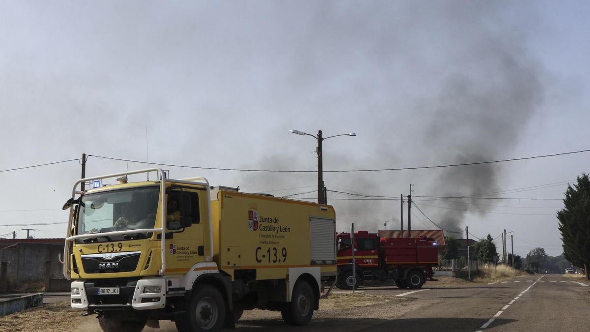 Camiones de bomberos utilizados para combatir el incendio en Cubo de Benavente