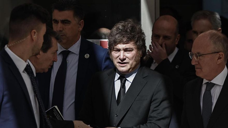 La irrupción en campaña de Milei pone en apuros a PP y Vox y regala otra baza electoral a Sánchez