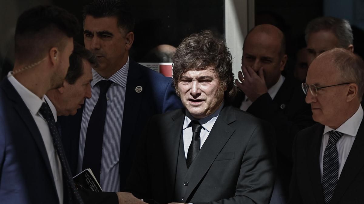 La irrupción en campaña de Milei pone en apuros a PP y Vox y regala otra baza electoral a Sánchez