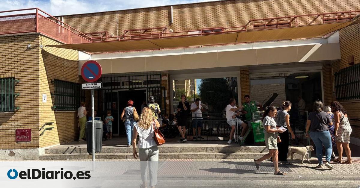 “Esto es un caos”: una mañana en un centro de salud de Sevilla