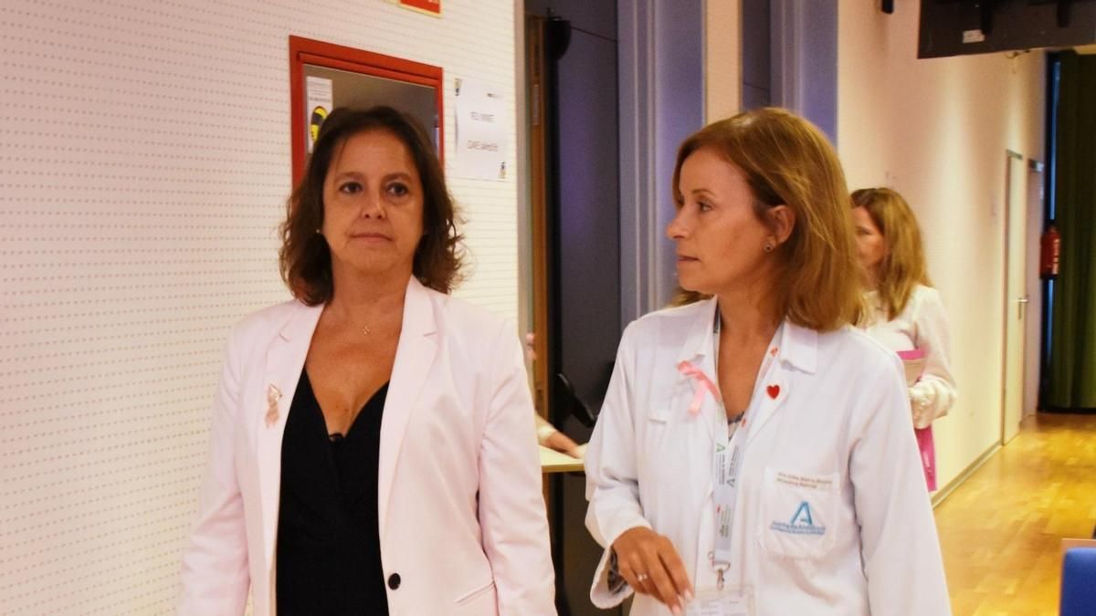 La exconsejera de Salud, Catalina García, con Valle García, la ya exgerente del Servicio Andaluz de Salud (SAS).