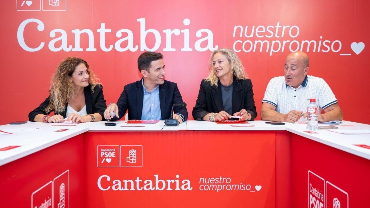 De izquierda a derecha: Ainoa Quiñones, Pedro Casares, Susana Herrán y Agustín Molleda, en una reunión Ejecutiva del PSOE de Cantabria.