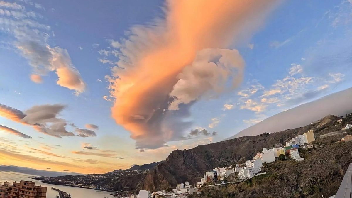 Imagen de archivo de nubes lenticulares en el este de La Palma.A