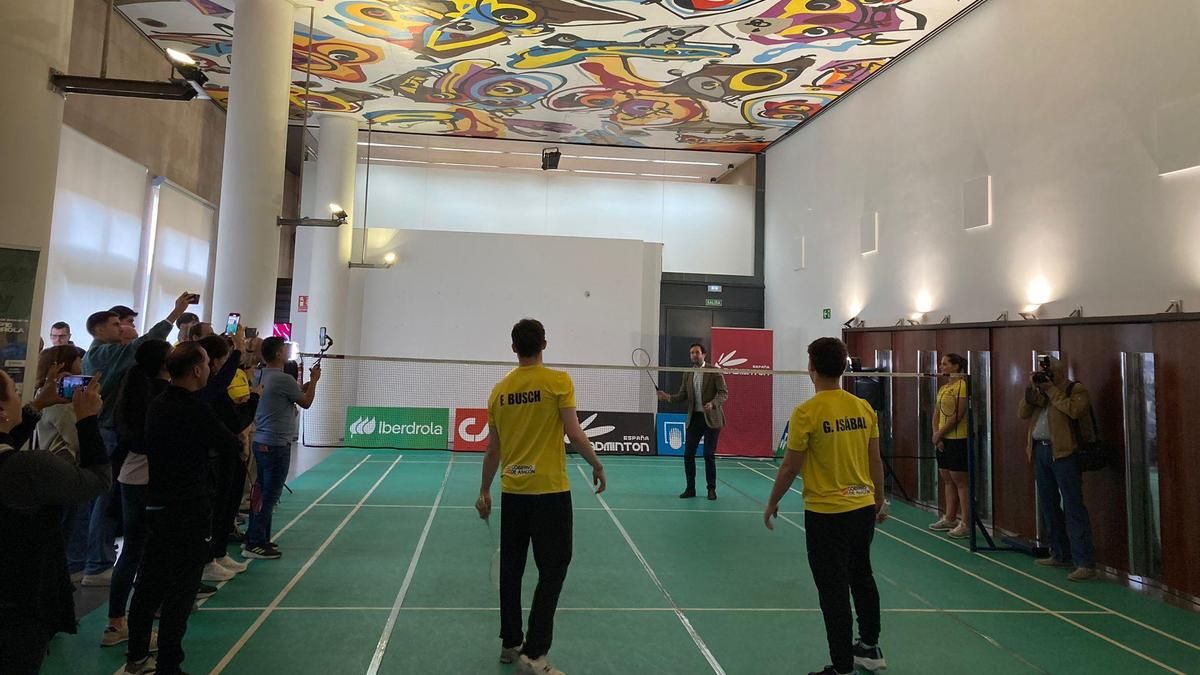 Una pista de bádminton bajo un mural de Antonio Saura: polémica por la decisión del PP en la Diputación de Huesca