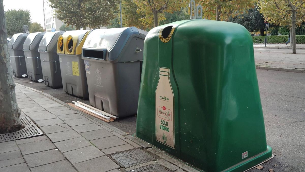 Contenedores de basura, papel, plástico y vidrio del Ayuntamiento de León.