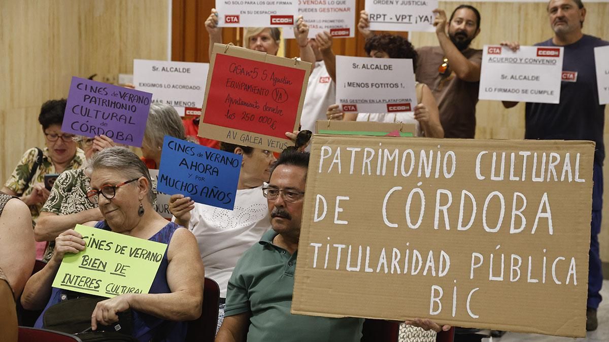 Protestas en el pleno pidiendo la adquisición de los cines de verano