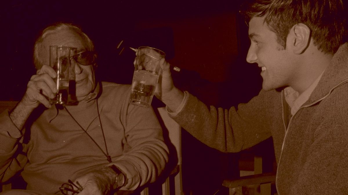 El falsificador brinda con un joven de su círculo de amistades de Eivissa