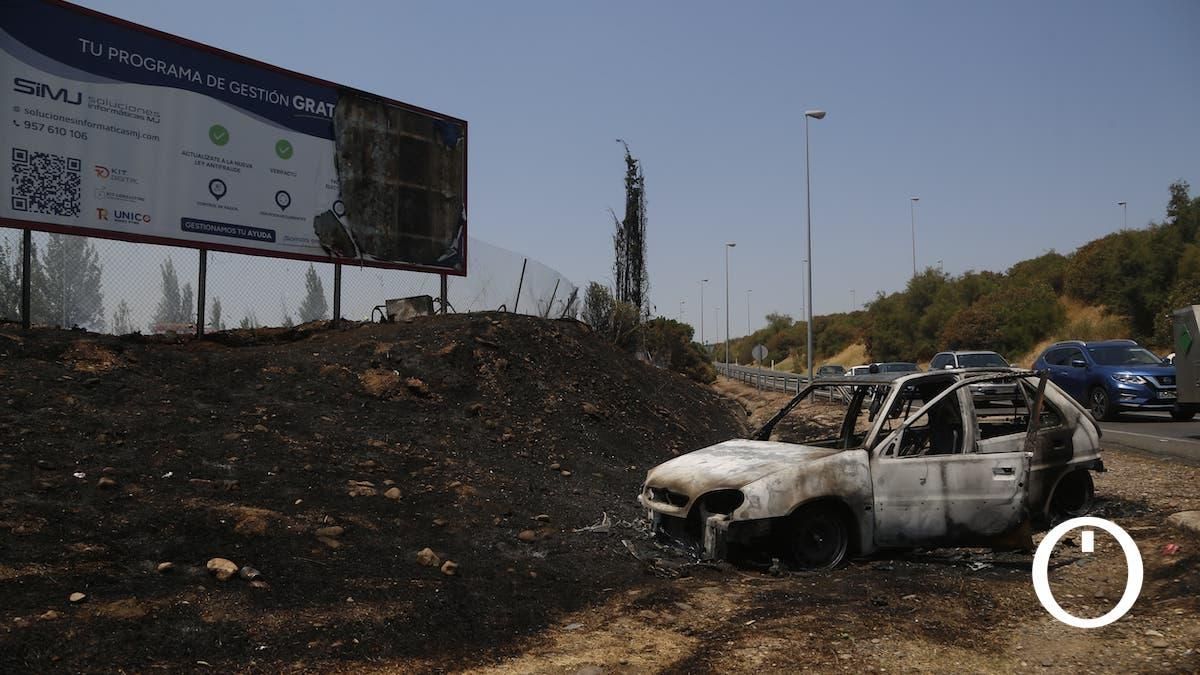 Los bomberos sofocan las llamas del poblado chabolista junto a la autovía