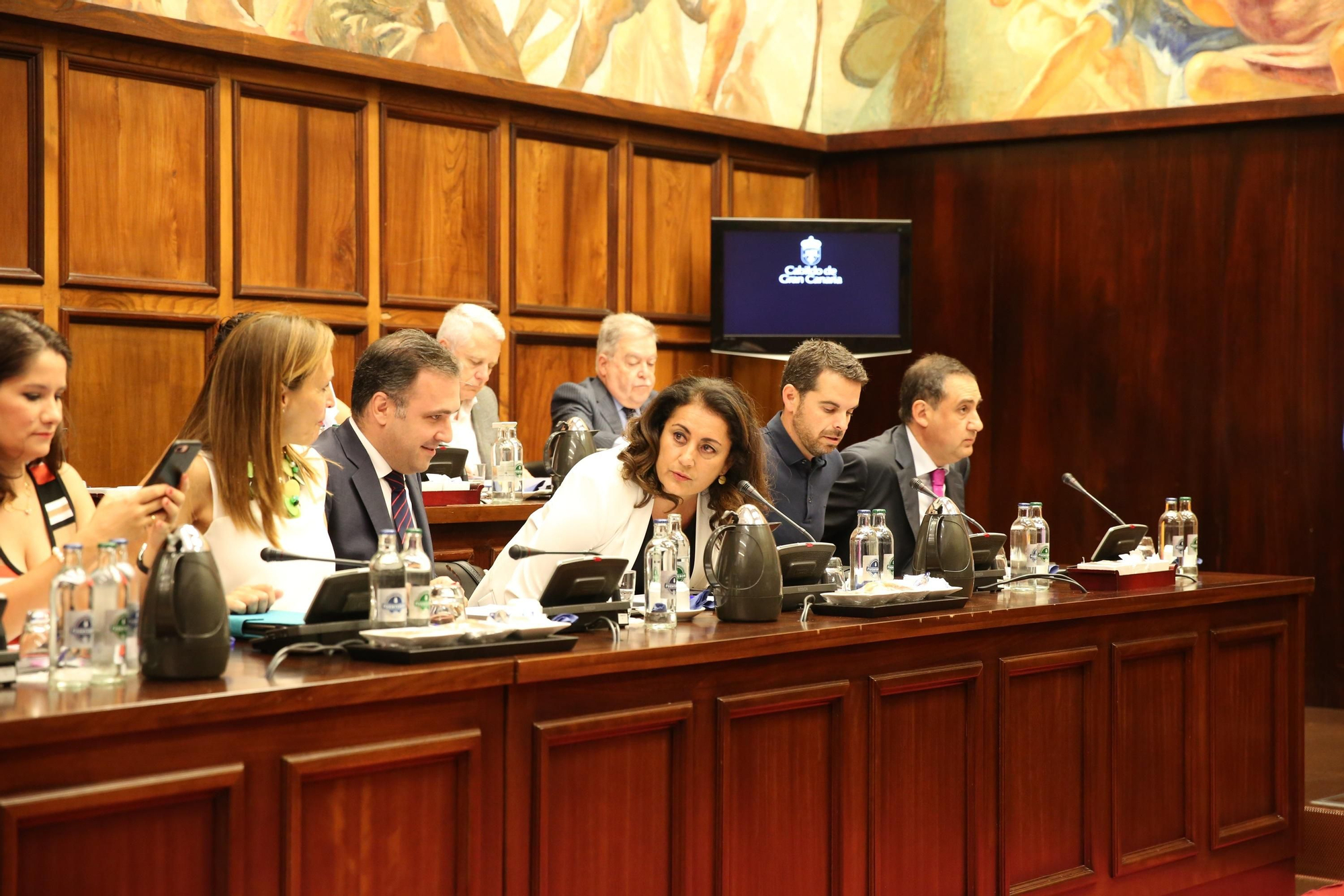 El grupo del PP en el Cabildo de Gran Canaria (primera fila) y de Unidos por Gran Canaria (segunda fila)