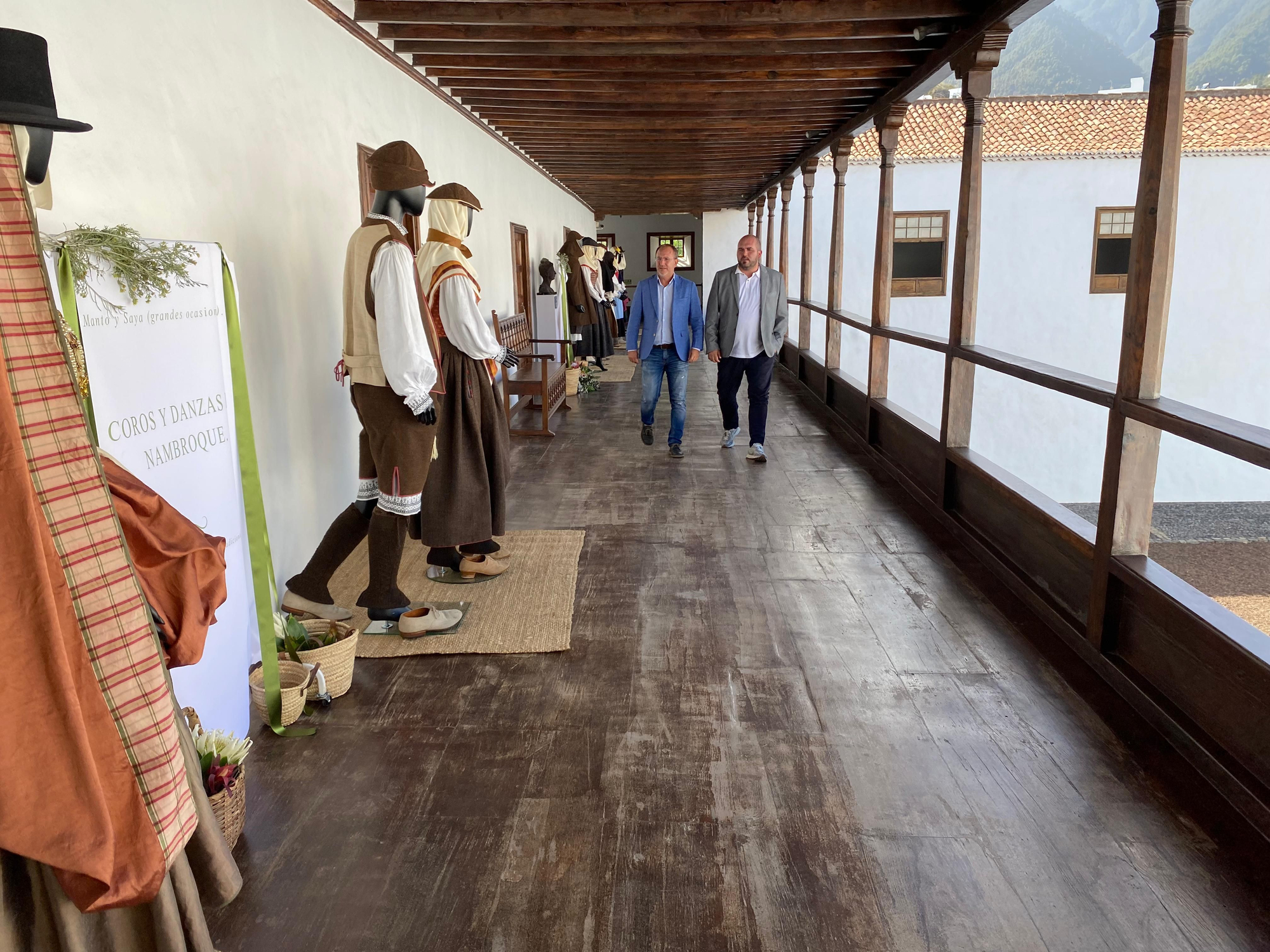 Sergio Rodríguez y Pablo Díaz Cobiella en la exposición de vestimenta tradicional.