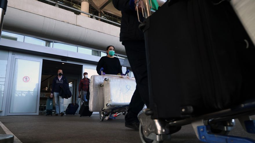 Viajeros en el aeropuerto de Málaga, tras pasar el control de aduanas de dicho aeropuerto donde es imprescindible una prueba de PCR negativo impuesto por el Gobierno de España, para poder entrar en la localidad. Málaga a 23 de noviembre 2020