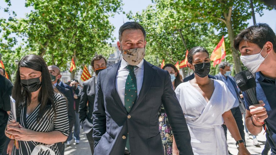 Abascal y otros dirigentes de Vox en el mitin de Colón el 24 de junio.