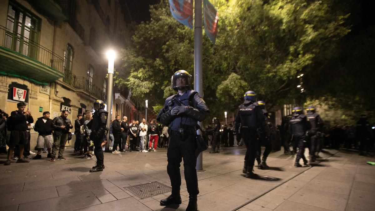 "Ven aquí y dispárame": la noche en la que las consignas, el caos y las persecuciones racistas tomaron el centro de Palma