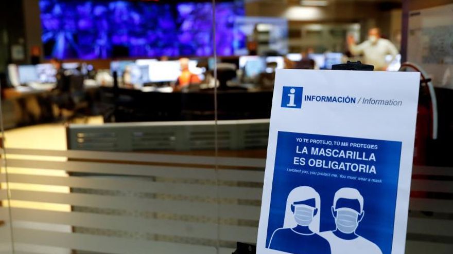 Un cartel informa en el puesto de Mando de Metro de Madrid del plan para garantizar el uso obligatorio de mascarillas en el transporte público, este lunes en la estación de Metro del Alto del arenal en Madrid..