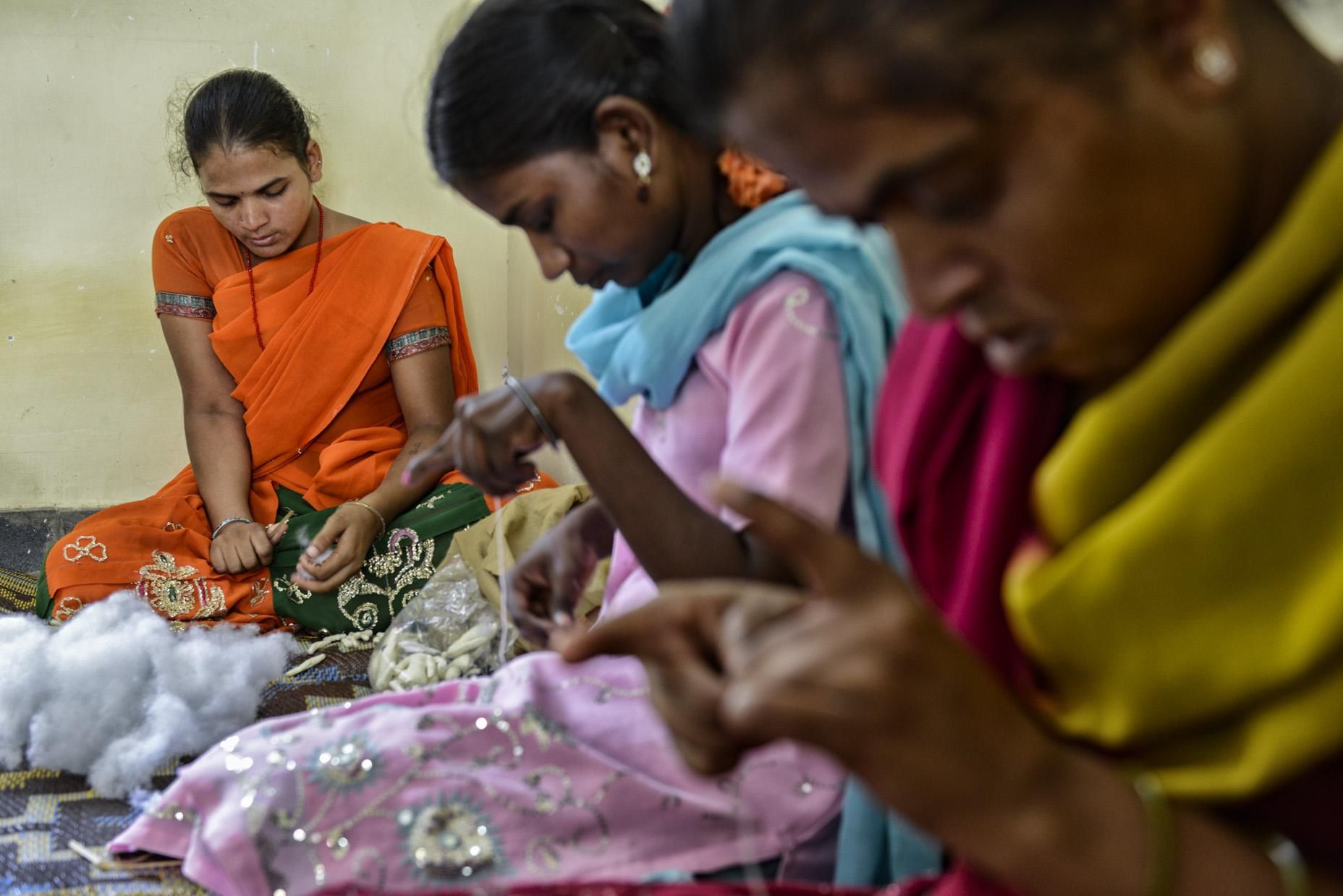 Vanita trabajando en el taller de artesanía e incapaz de contener las lágrimas durante la entrevista. / Zigor Aldama