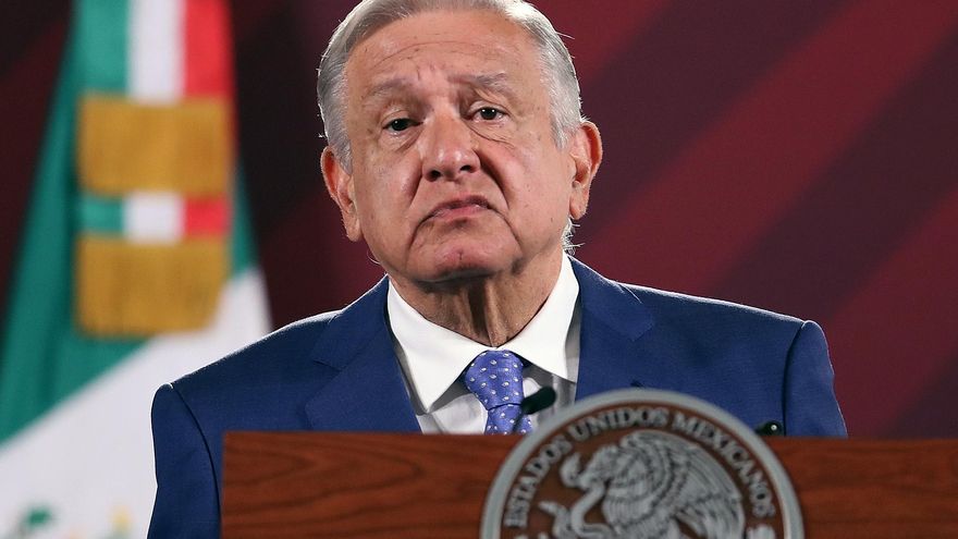 López Obrador tacha de “publicitaria” y “vulgar” las barreras fronterizas que puso Texas