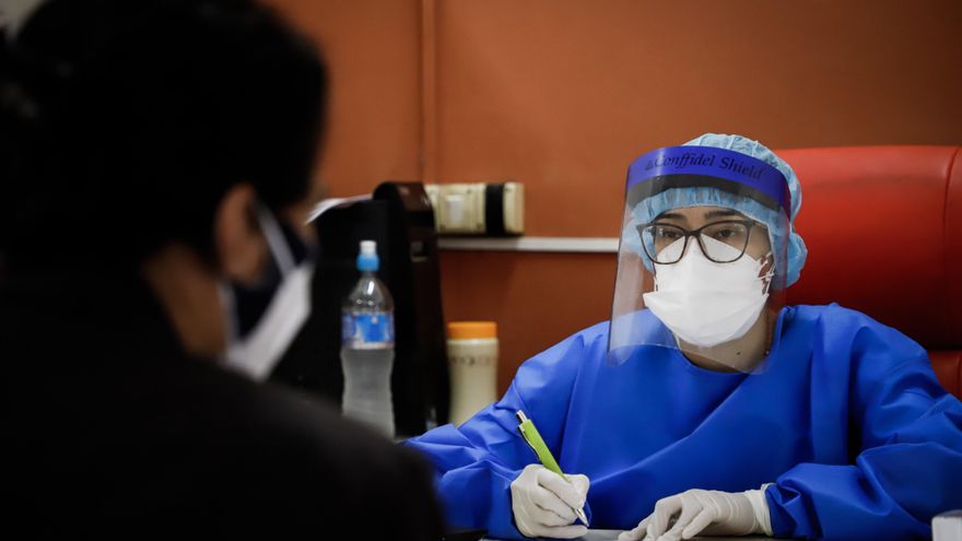 Extremadura registra casi un millar de positivos y un fallecido en la última semana