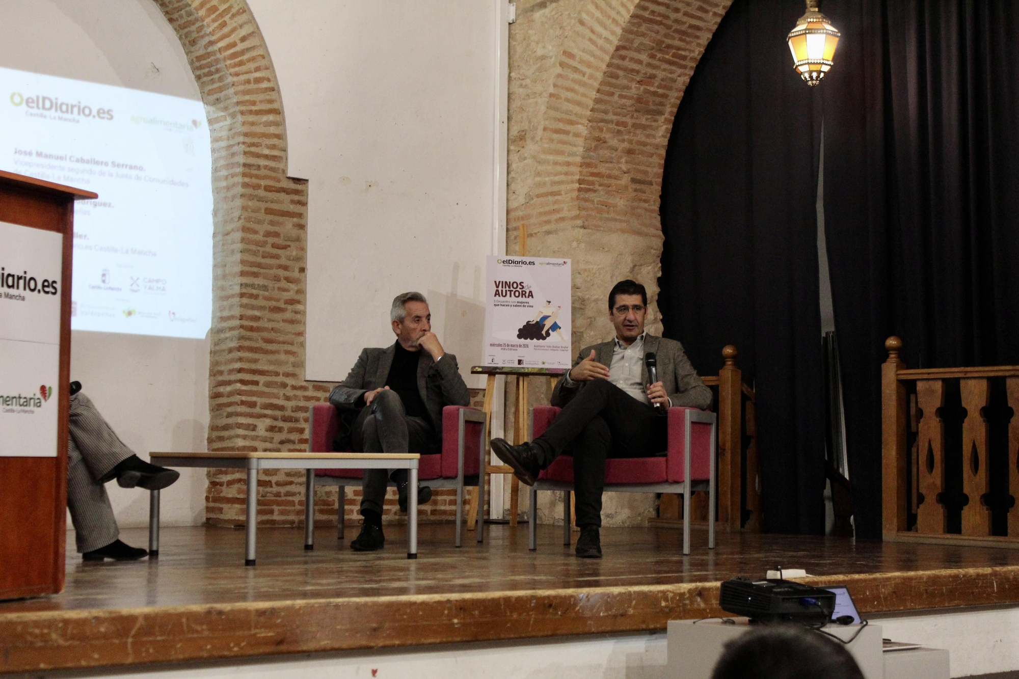 El alcalde de Valdepeñas, Jesús Martín, y el vicepresidente segundo de la Junta de Castilla-La Mancha, José Manuel Caballero