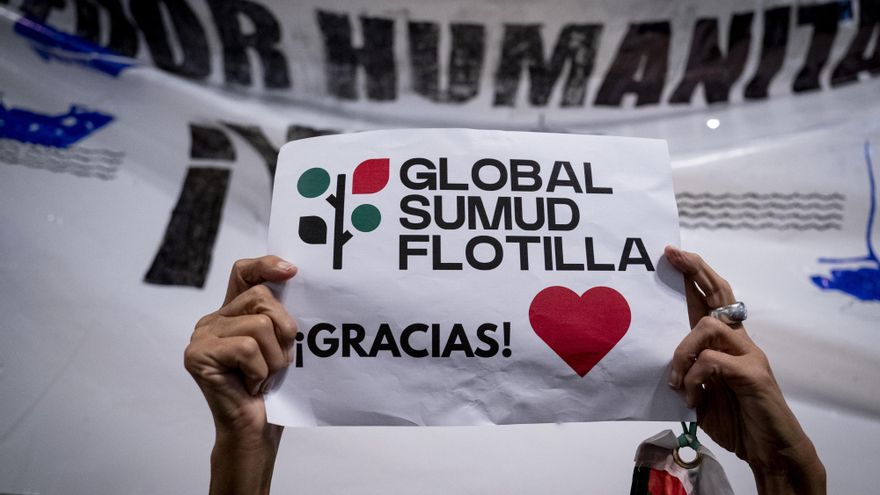 Decenas de personas esperan la llegada de los 21 ciudadanos españoles integrantes de la Sumud Global Flotilla al Aeropuerto Adolfo Suárez Madrid-Barajas.