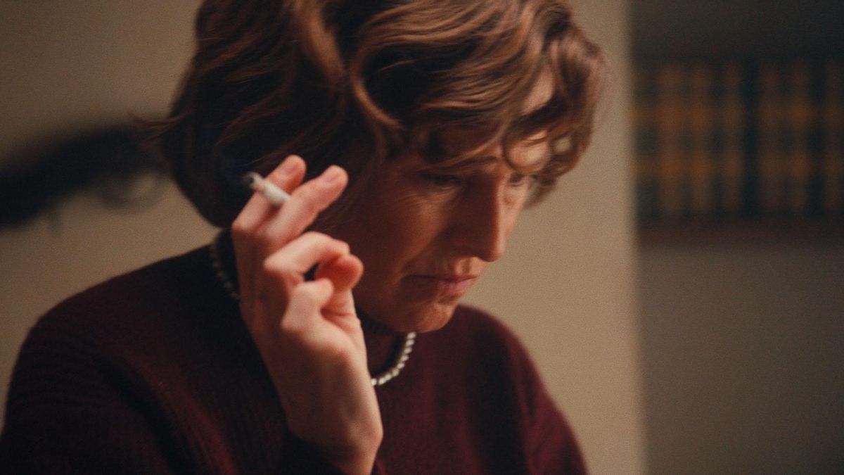 Fotograma de la actriz Mónica López, que da voz e interpreta a Carmen Laforet en el documental.